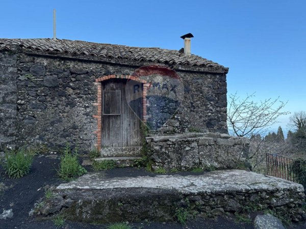 locale di sgombero in vendita a Sant'Alfio