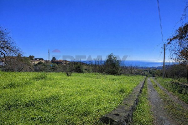 locale di sgombero in vendita a Sant'Alfio