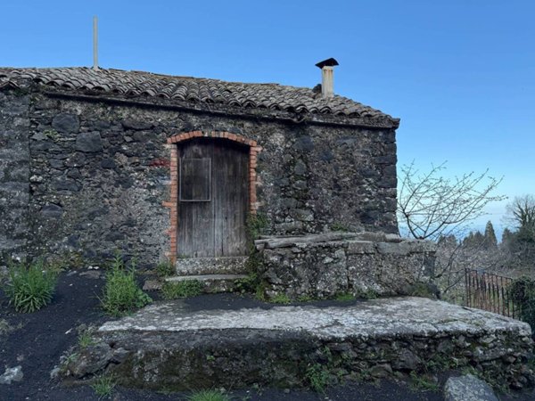 locale di sgombero in vendita a Sant'Alfio