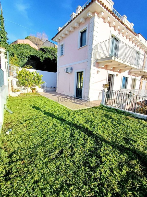casa indipendente in vendita a Sant'Alfio