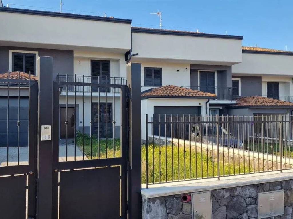 casa indipendente in vendita a Santa Maria di Licodia