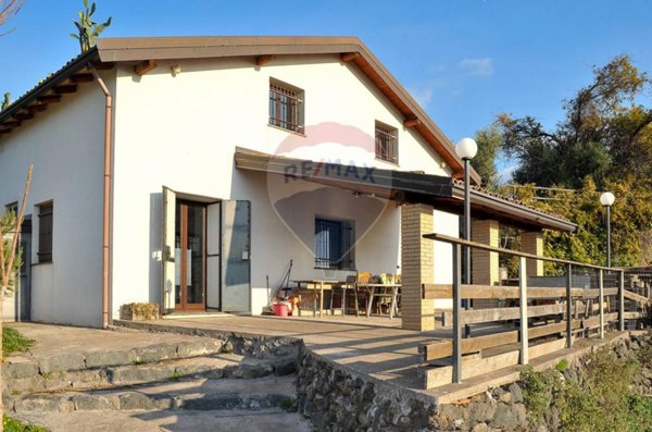 casa indipendente in vendita a Santa Maria di Licodia
