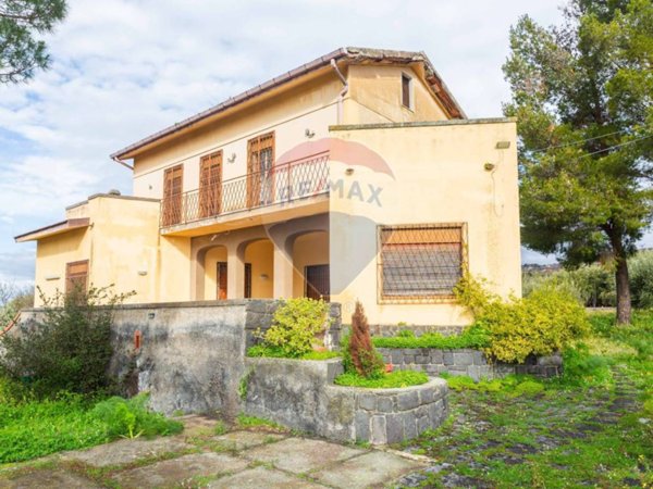 casa indipendente in vendita a Santa Maria di Licodia