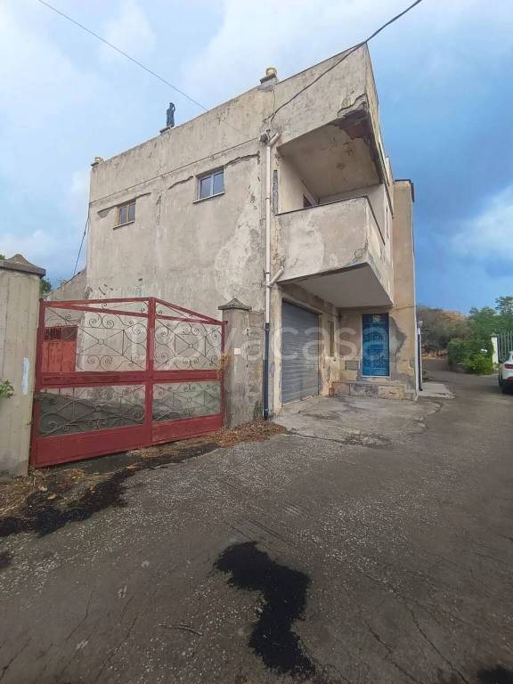 casa indipendente in vendita a Santa Maria di Licodia