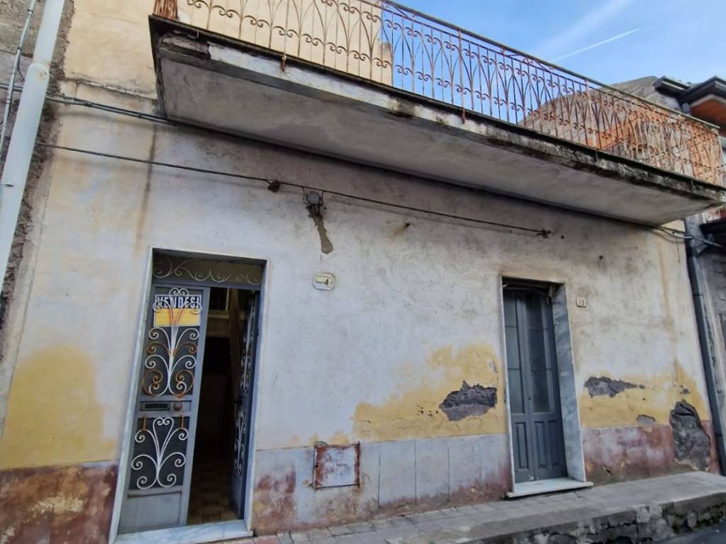 casa indipendente in vendita a Santa Maria di Licodia