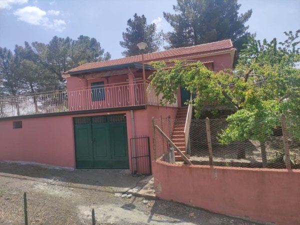 casa indipendente in vendita a Santa Maria di Licodia