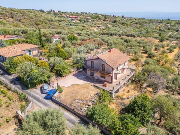 casa indipendente in vendita a Santa Maria di Licodia