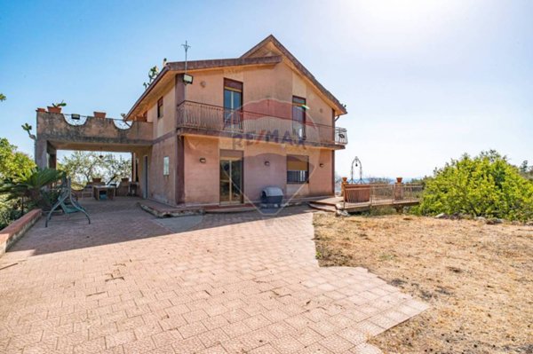 casa indipendente in vendita a Santa Maria di Licodia