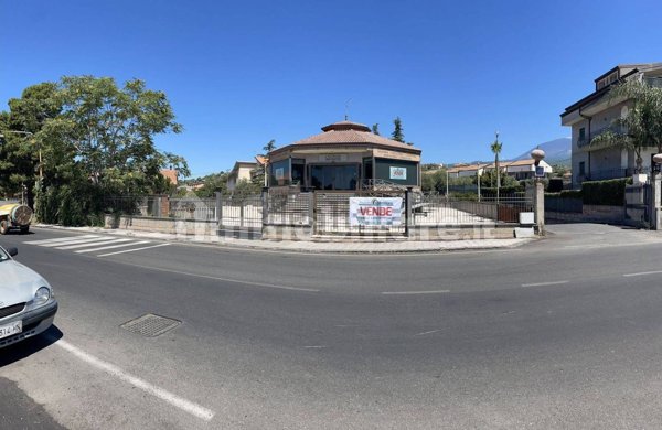 locale commerciale in vendita a Santa Maria di Licodia