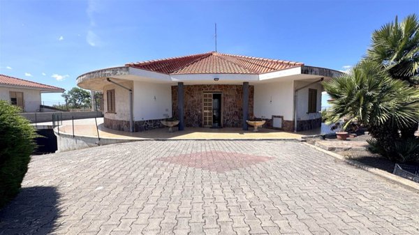 casa indipendente in vendita a Santa Maria di Licodia