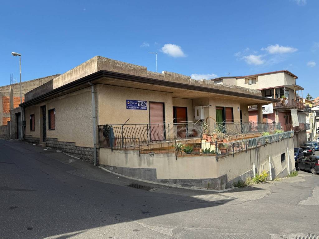 casa indipendente in vendita a Santa Maria di Licodia