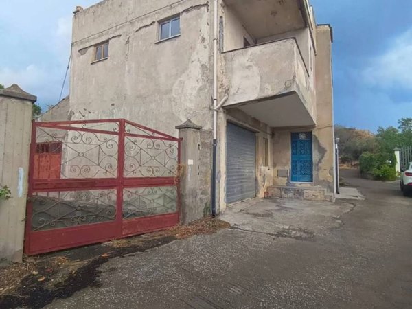 casa indipendente in vendita a Santa Maria di Licodia