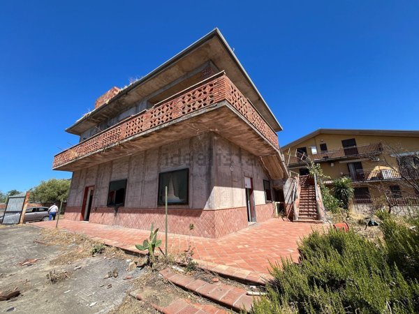 casa indipendente in vendita a Santa Maria di Licodia