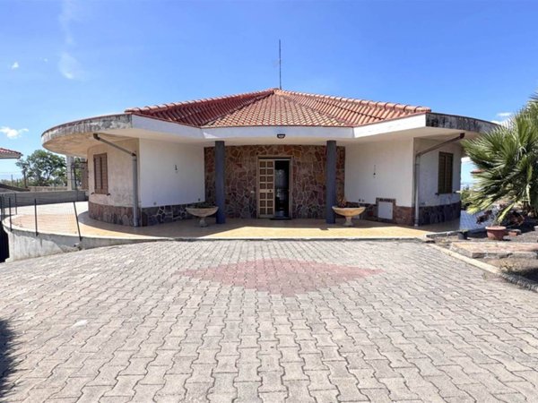 casa indipendente in vendita a Santa Maria di Licodia