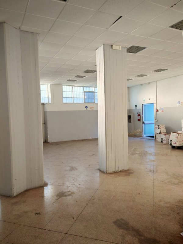 locale commerciale in vendita a Santa Maria di Licodia