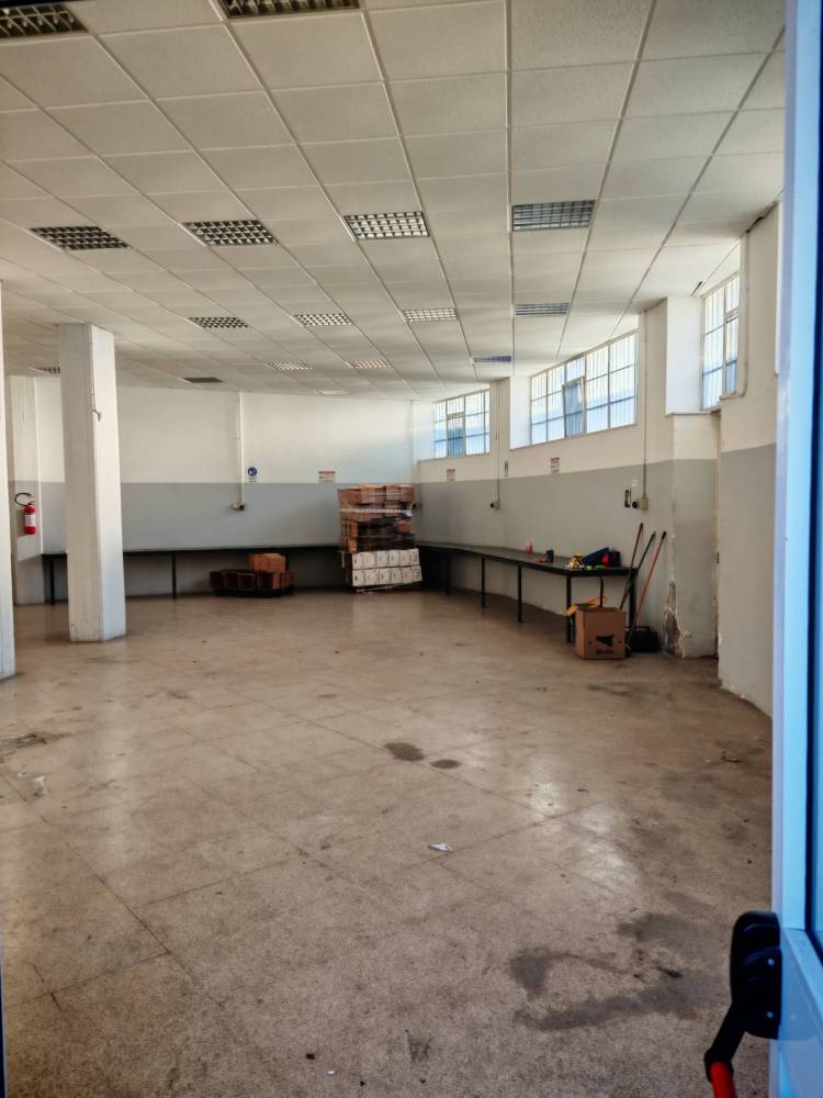 locale commerciale in vendita a Santa Maria di Licodia