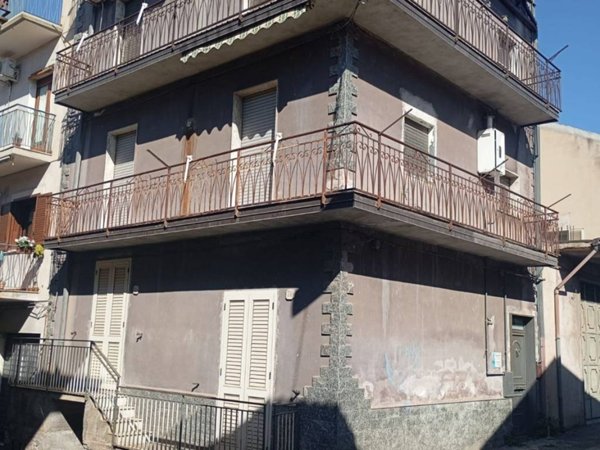 intera palazzina in vendita a Santa Maria di Licodia