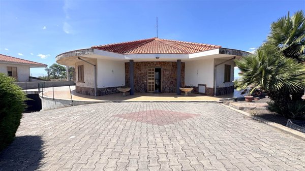 casa indipendente in vendita a Santa Maria di Licodia
