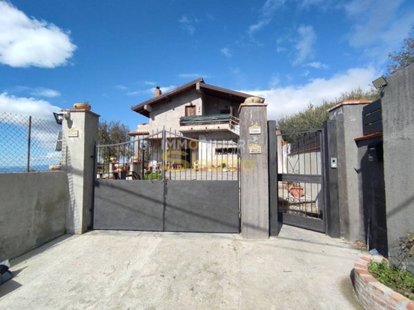 casa indipendente in vendita a Santa Maria di Licodia