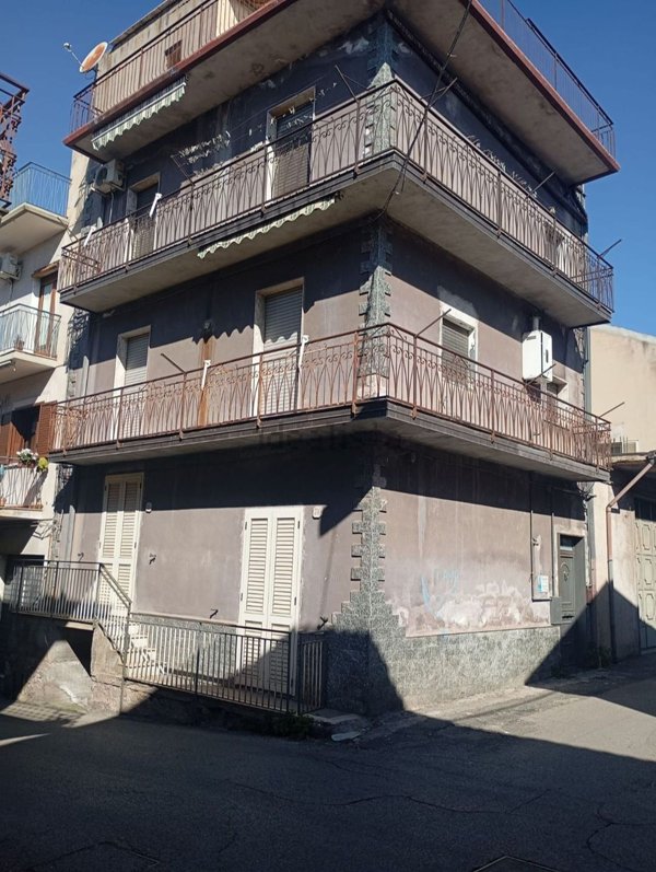intera palazzina in vendita a Santa Maria di Licodia