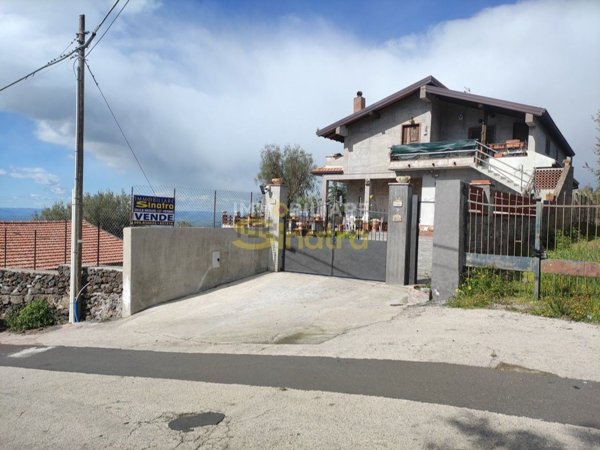 casa indipendente in vendita a Santa Maria di Licodia