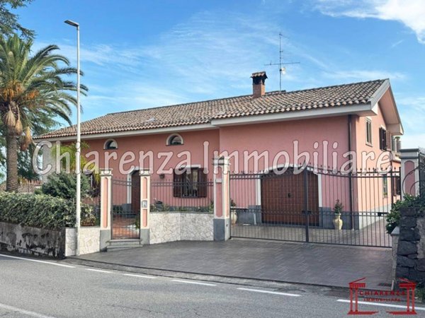 casa indipendente in vendita a Santa Venerina