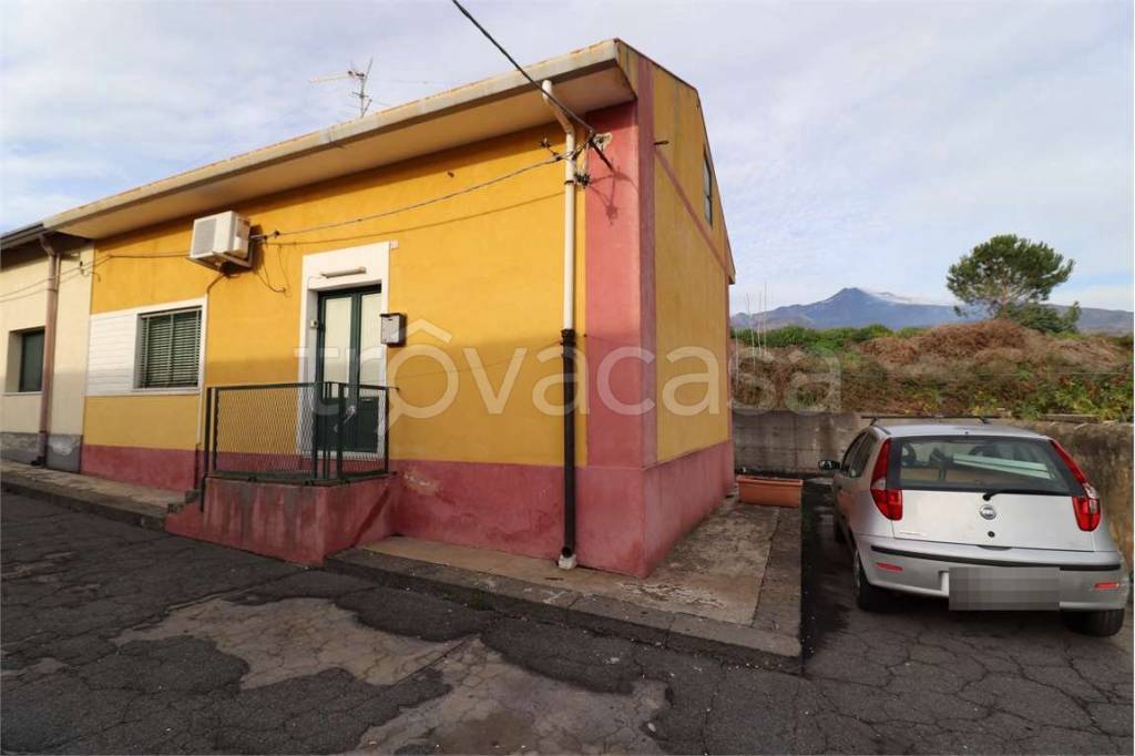 casa indipendente in vendita a Santa Venerina