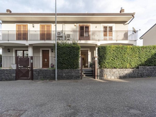 casa indipendente in vendita a Santa Venerina
