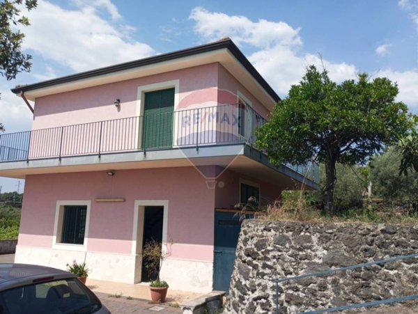 casa indipendente in vendita a Santa Venerina