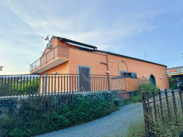 casa indipendente in vendita a Santa Venerina