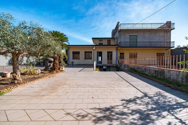 casa indipendente in vendita a Santa Venerina
