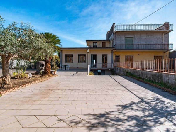 casa indipendente in vendita a Santa Venerina