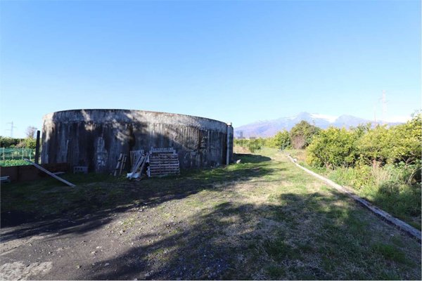 locale di sgombero in vendita a Santa Venerina