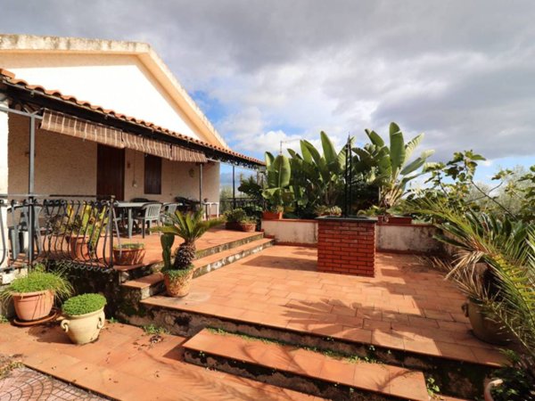 casa indipendente in vendita a Santa Venerina