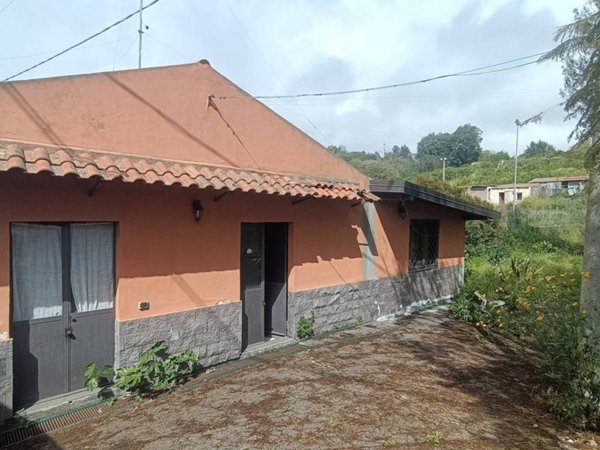 casa indipendente in vendita a Santa Venerina