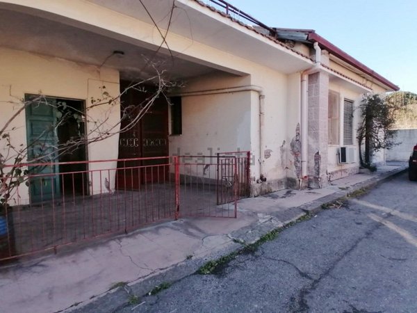 pentavano in vendita a Santa Venerina in zona Linera