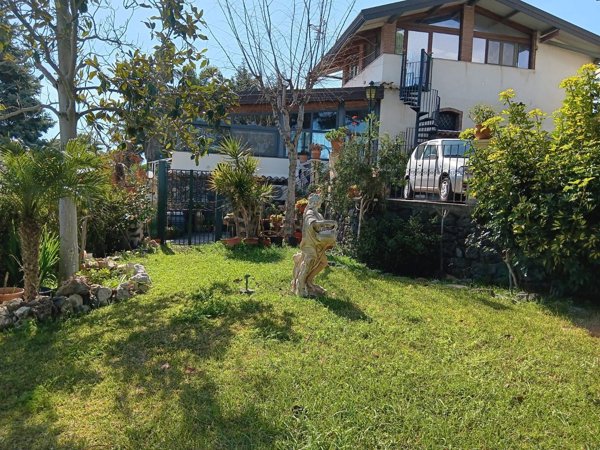 casa indipendente in vendita a Santa Venerina