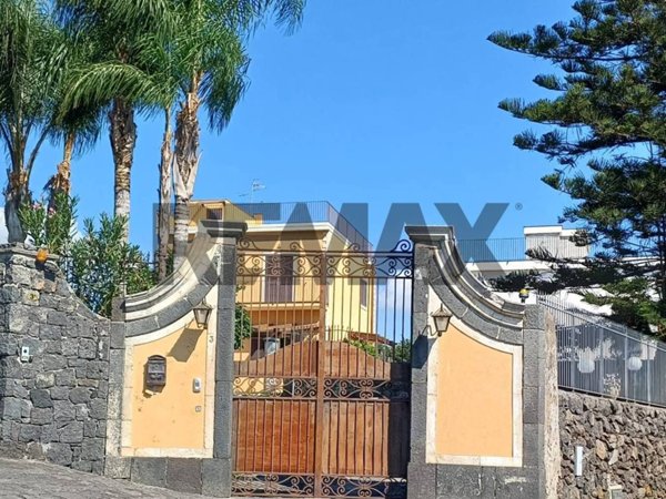 casa indipendente in vendita a Santa Venerina