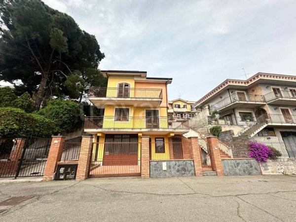 casa indipendente in vendita a Trecastagni