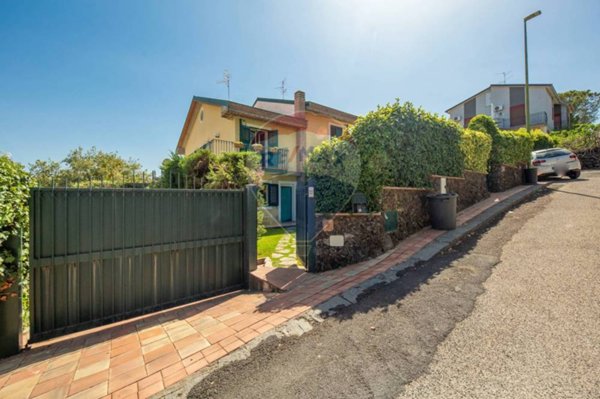 casa indipendente in vendita a Trecastagni