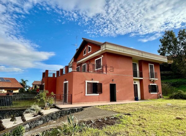 casa indipendente in vendita a Trecastagni
