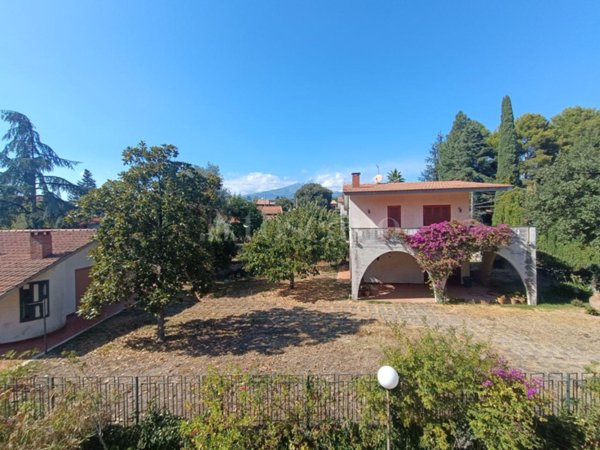 casa indipendente in vendita a Trecastagni