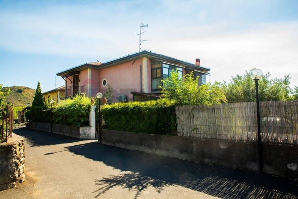 casa indipendente in vendita a Trecastagni
