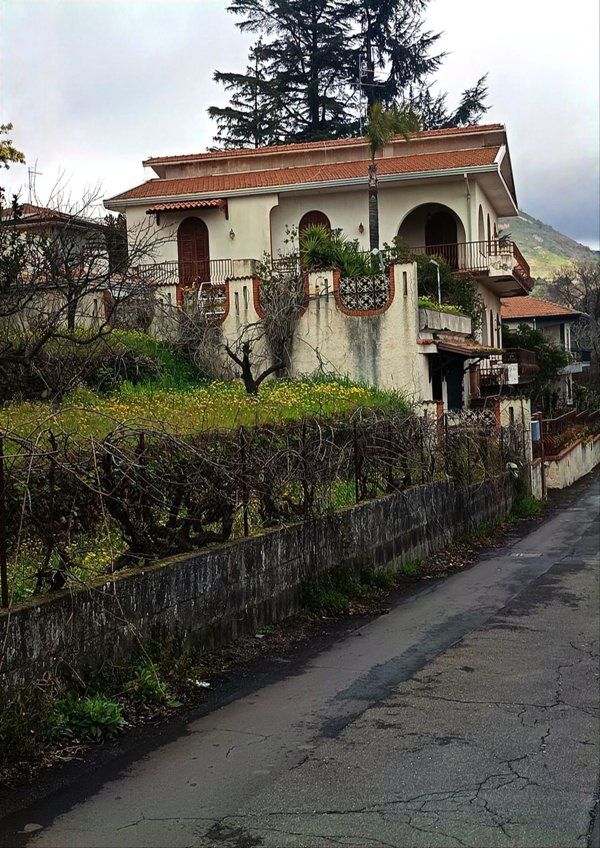 casa indipendente in vendita a Trecastagni
