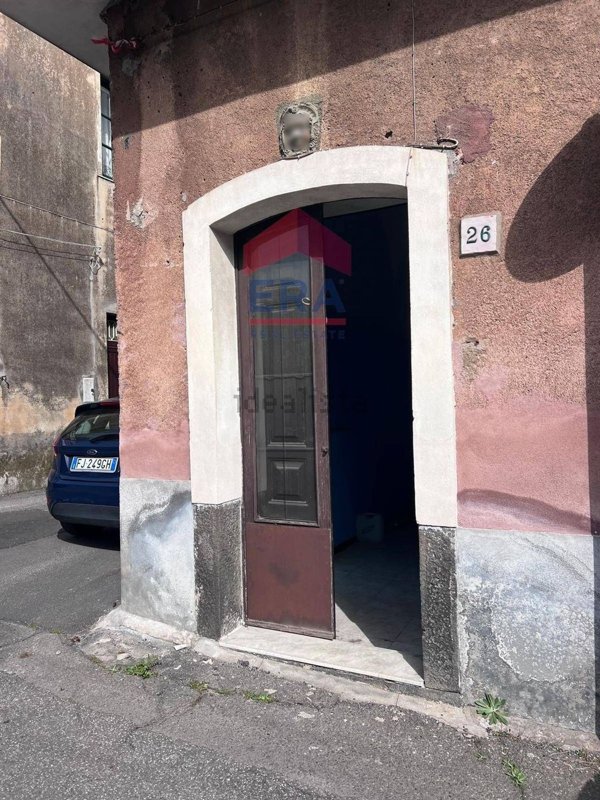 locale commerciale in vendita a Trecastagni