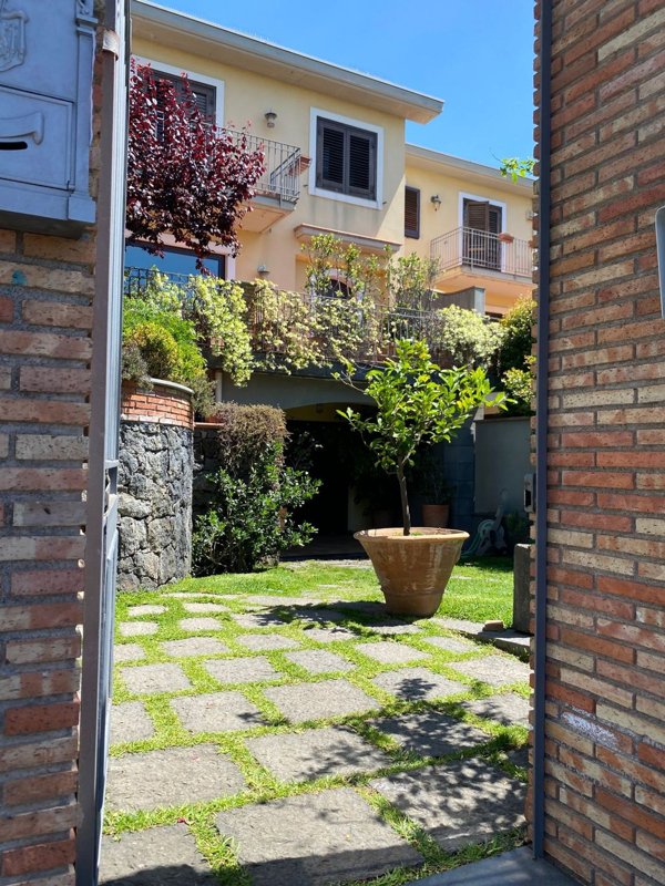 casa indipendente in vendita a Trecastagni