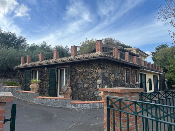 casa indipendente in vendita a Trecastagni