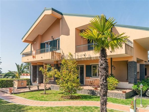casa indipendente in vendita a Trecastagni
