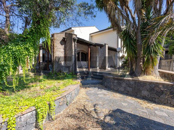 casa indipendente in vendita a Trecastagni