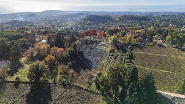 terreno in vendita a Trecastagni